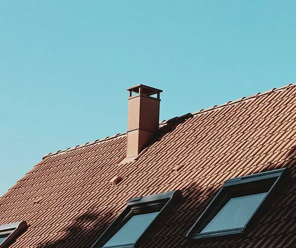 Kominy ceramiczne: trwałe, bezpieczne i uniwersalne rozwiązanie dla domu i firmy