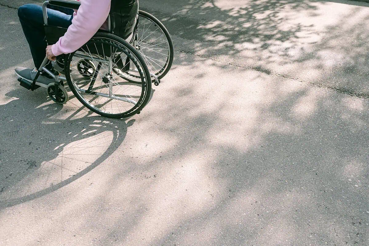 Podjazdy do wózka inwalidzkiego: kompaktowe, bezpieczne i na wymiar