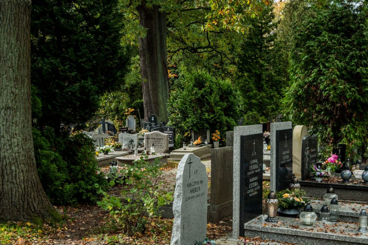 Tani pomnik na cmentarz – czy niska cena może iść w parze z trwałością?
