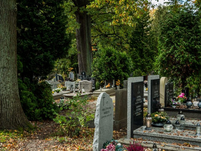 Tani pomnik na cmentarz – czy niska cena może iść w parze z trwałością?